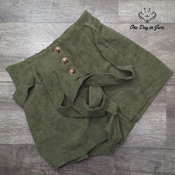 Hem & Thread Pants - Hem & Thread Corduroy Shorts Size S